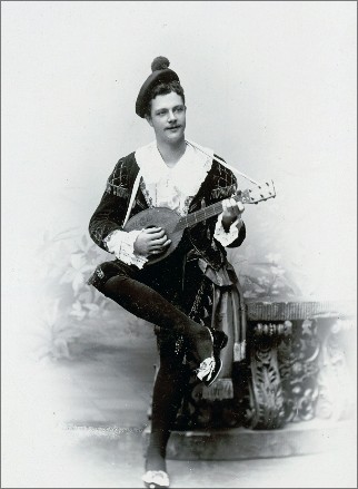 August Svensson (1871-1937) som "Farinelli" i "Farinelli", Södra teatern, Stockholm 1893.