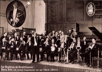 Dajos Béla (1897-1978) och hans orkester.