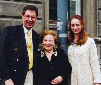 Fru Einzi Stolz med dotterdotter Natacha och Bo Magnusson vid Robert Stolz Platz i Wien.