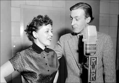 Erni Bieler och Peter Alexander i december 1952 vid radiostationen Rot-Weiss-Rot.