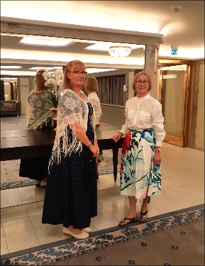 Sångerskan Eva Magnusson och Hjördis Schymberg-vänninan Inga-Lill Pettersson vid bokrelease 22 augusti 2020 på Grand Hotel, Stockholm.