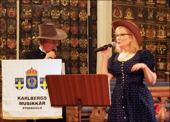 Eva Magnusson och Erik Ström med Karlbergs Musikkår under ledning av Peter Göthe i Riddarhuset den 12 november 2015. Bild: EA Musik HB.