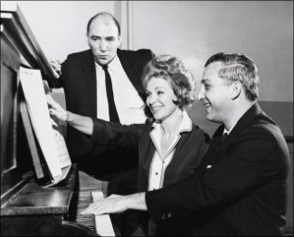 Från vänster: Sidney Michaels, Ulla Sallert och Mark Sandrich, JR. vid repetition "Benjamin Franklin In Paris" 1964.